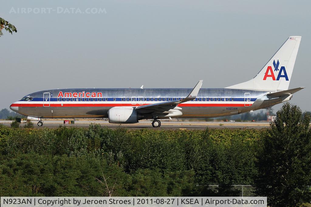 N923AN, 1999 Boeing 737-823 C/N 29524, ready for lining-up