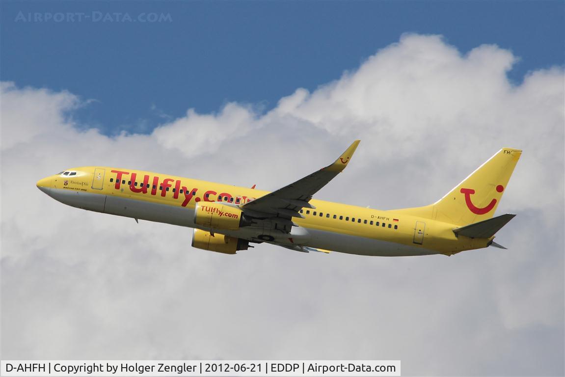 D-AHFH, 1999 Boeing 737-8K5 C/N 27983, Leaving LEJ westbound on rwy 26R....