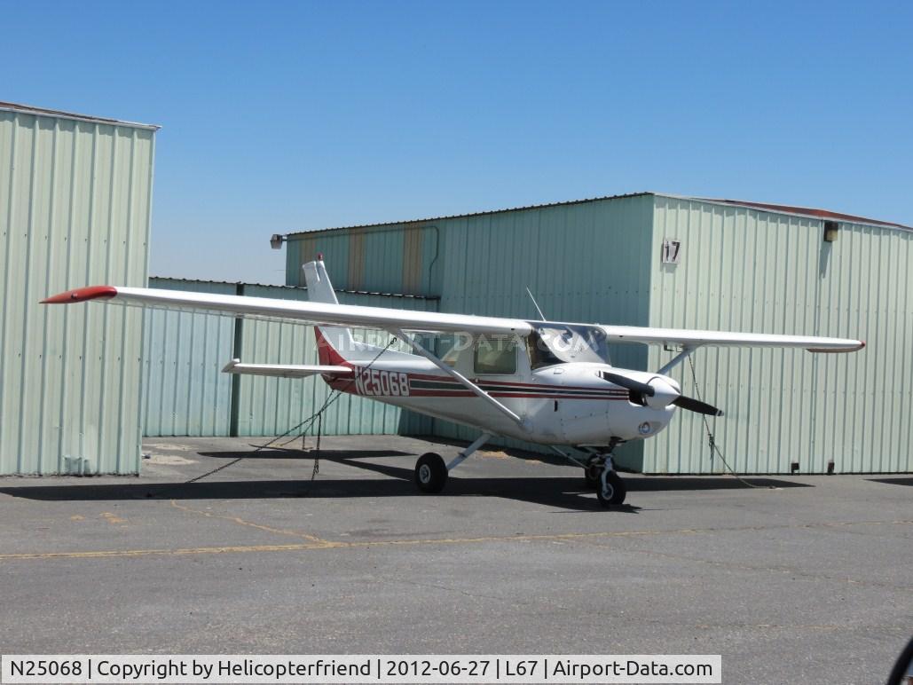N25068, 1977 Cessna 152 C/N 15280527, Parked between hanges