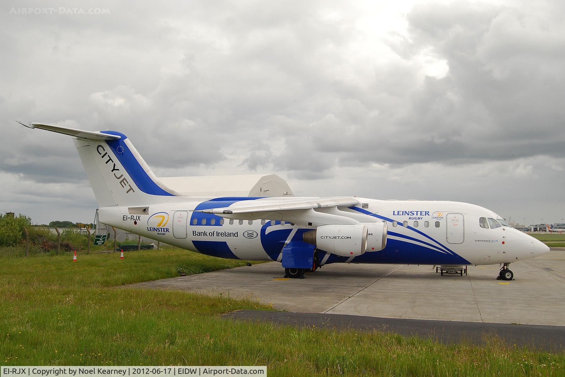 EI-RJX, 2000 BAe Systems Avro 146-RJ85A C/N E.2372, Seen painted in the clrs of Leinster Rugby Club.