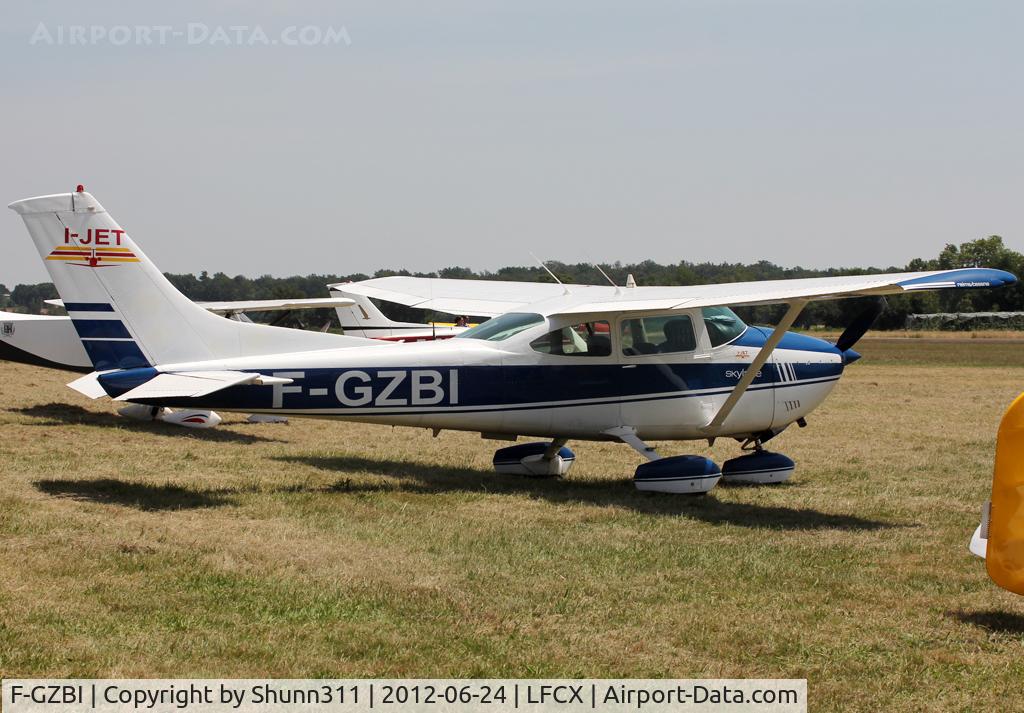 F-GZBI, 1977 Reims F182Q C/N F1820062, Parked in the grass...