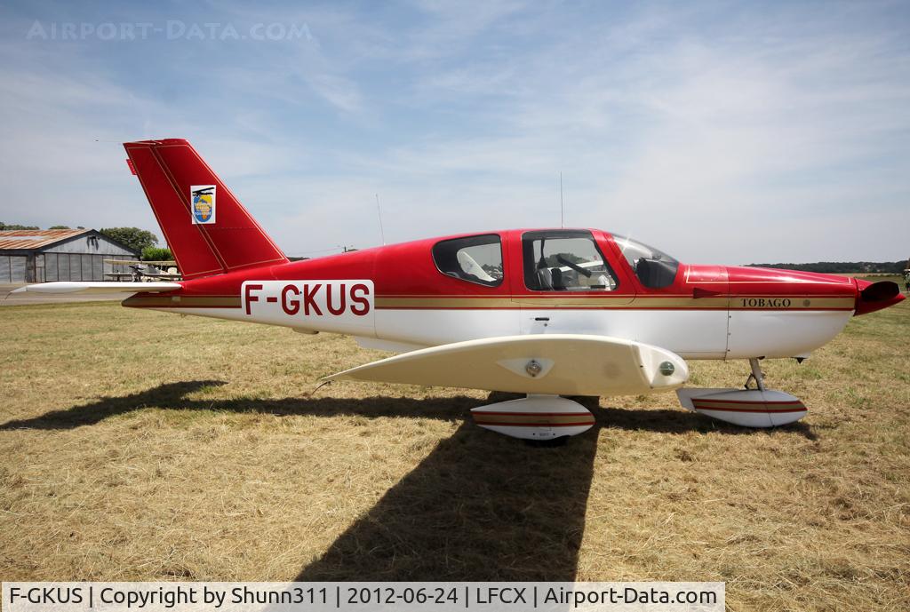 F-GKUS, Socata TB-10 Tobago C/N 1208, PArked in the grass...