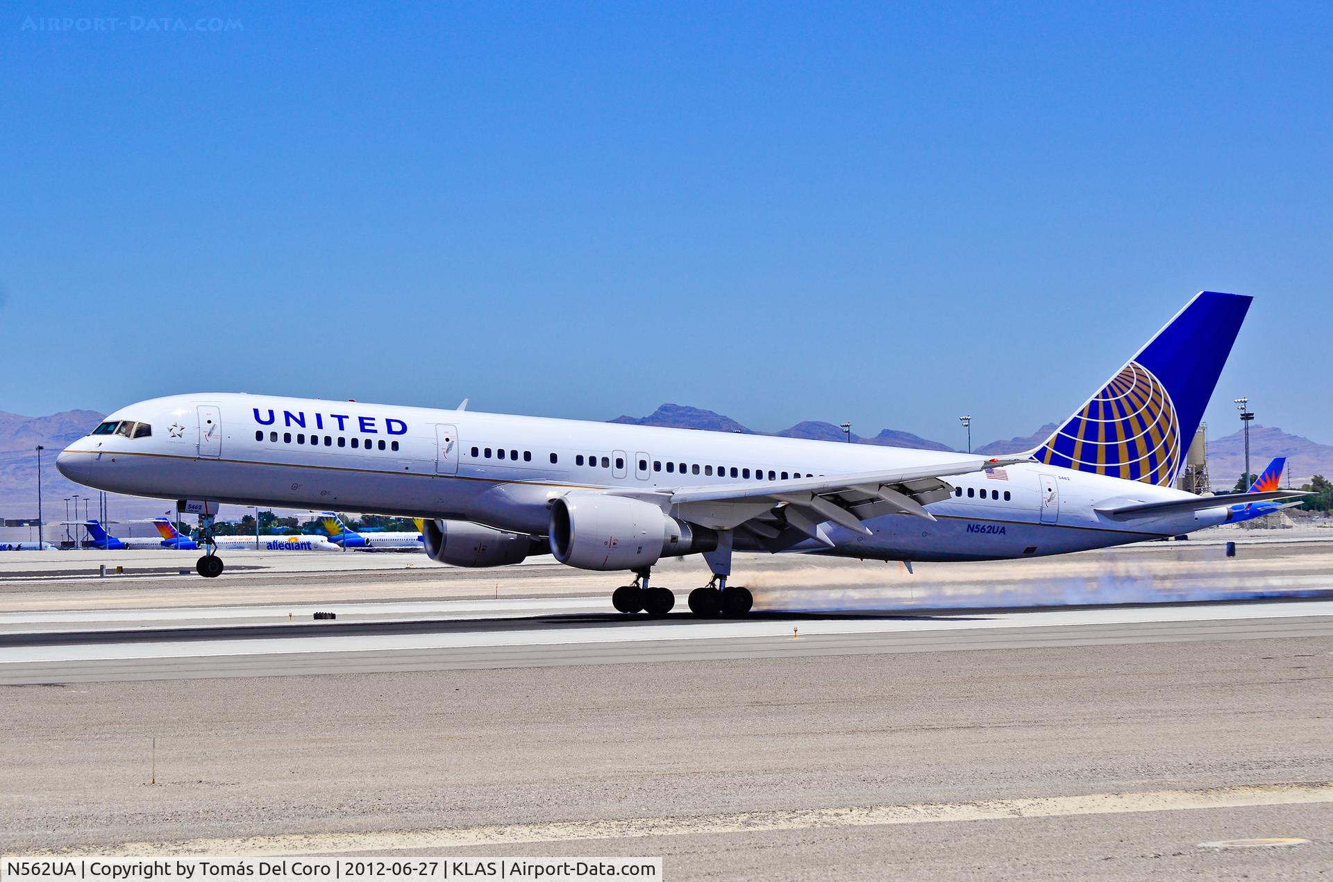 N562UA, 1992 Boeing 757-222 C/N 26664, United Airlines Boeing 757-222 N562UA / 5462 (cn 26664/487)

- Las Vegas - McCarran International (LAS / KLAS)
USA - Nevada, June 27, 2012
Photo: Tomás Del Coro