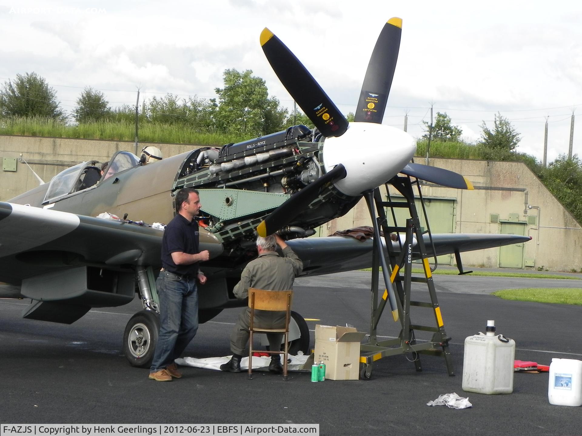 F-AZJS, 1944 Supermarine 389 Spitfire PR.XIX C/N 6S/585110, Florennes Int'l Airshow , June 2012 

Engine trouble