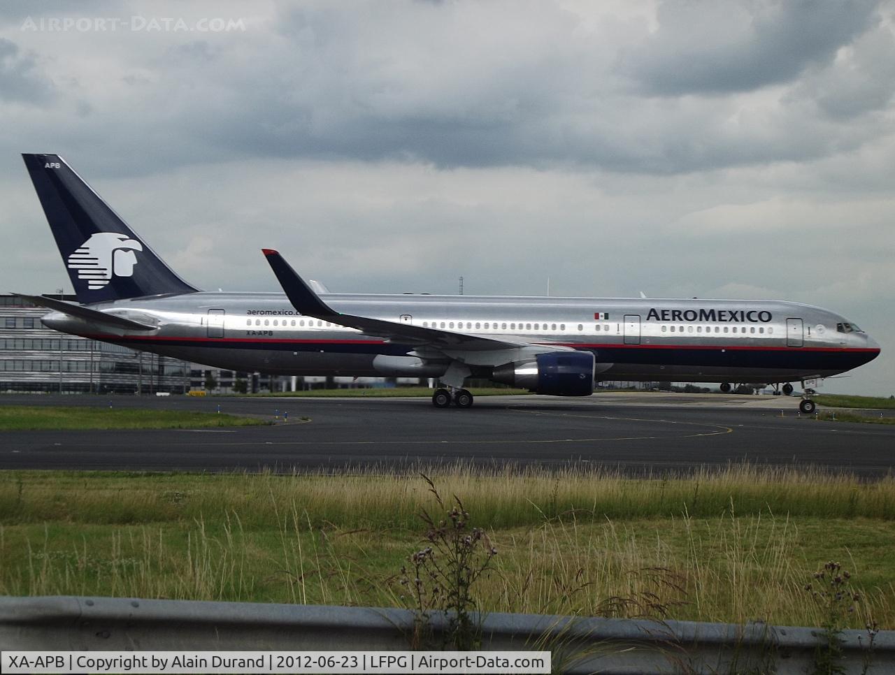 XA-APB, 1998 Boeing 767-3Q8/ER C/N 27618, C/N 727, winglets fitted in 2011, C10Y223, seen taxying to gate.