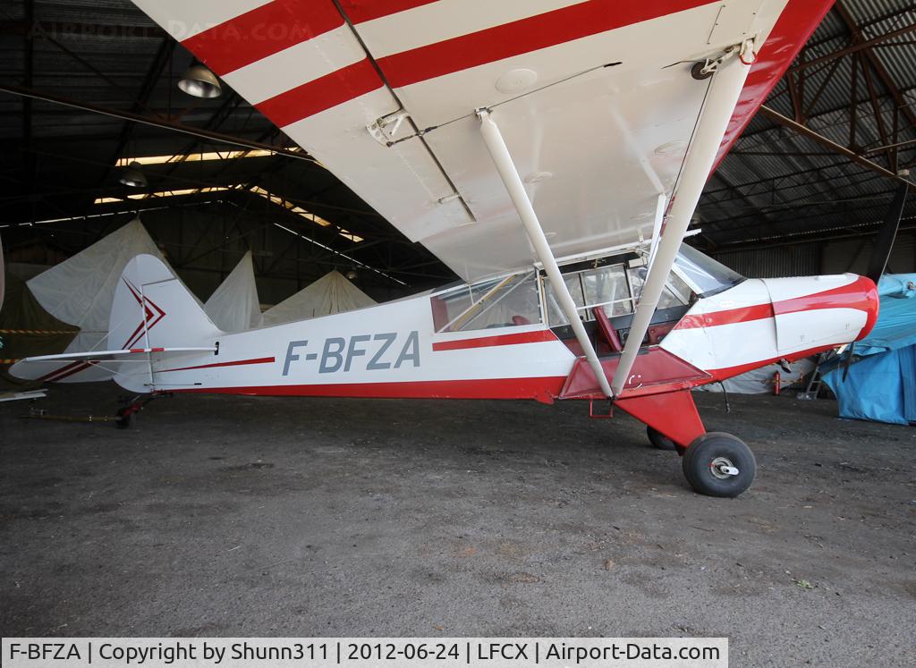 F-BFZA, Piper L-18C Super Cub C/N 181338, Hangared...