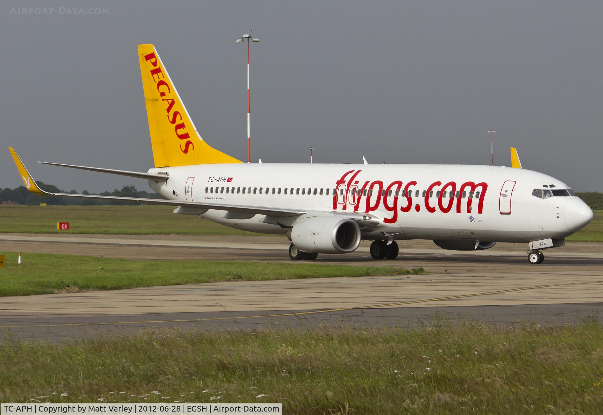 TC-APH, 2001 Boeing 737-8S3 C/N 29250/792, Arriving at the NWI terminal.