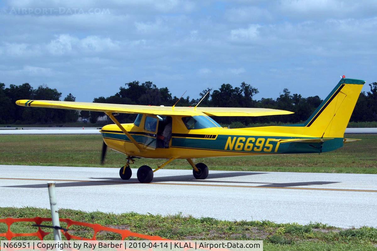 N66951, 1978 Cessna 152 C/N 15281686, Seen taxiing.