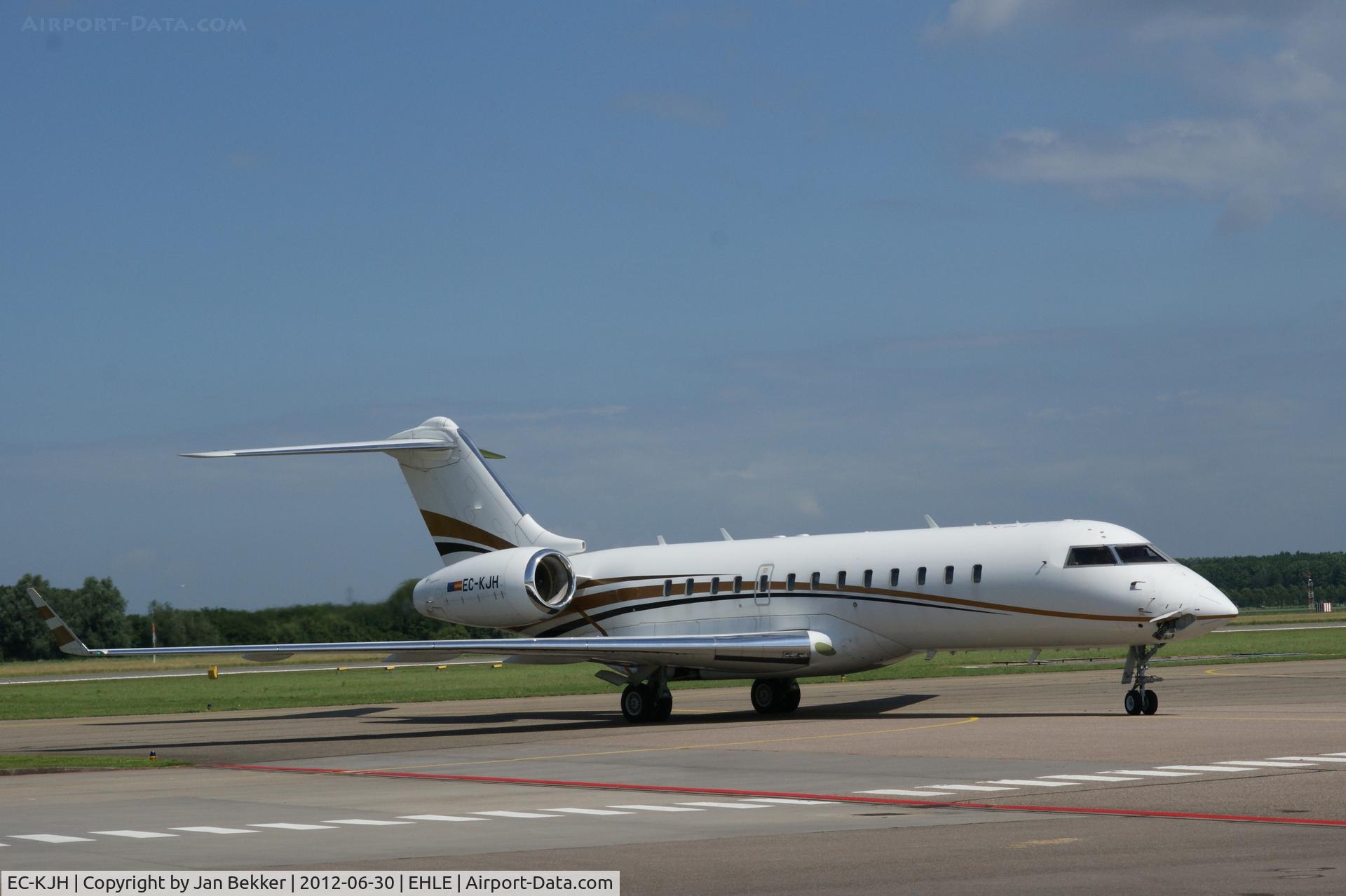EC-KJH, 2001 Bombardier BD-700-1A10 Global Express C/N 9094, Arriving at lelystad Airport to get a new livery by QAPS