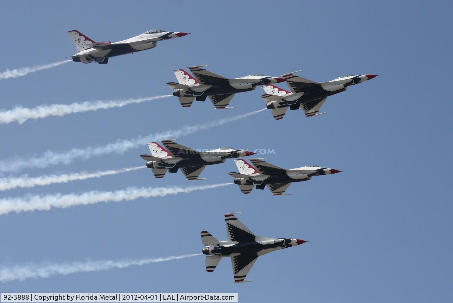 92-3888, General Dynamics F-16CJ Fighting Falcon C/N CC-130, Thunderbirds #5 splitting away closest to camera