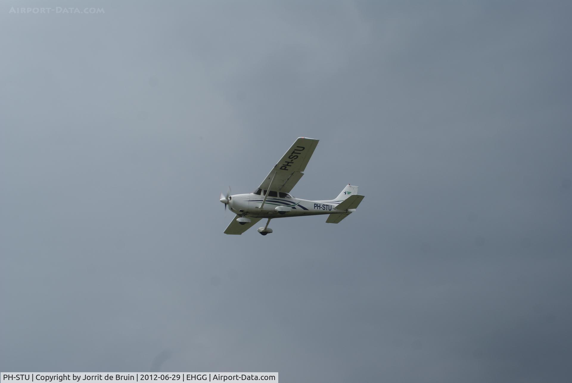 PH-STU, 2001 Cessna 172R C/N 17281009, The modern Cessna of Stella visited the nice cloudy field of Eelde for a day, to make some touch and goes.