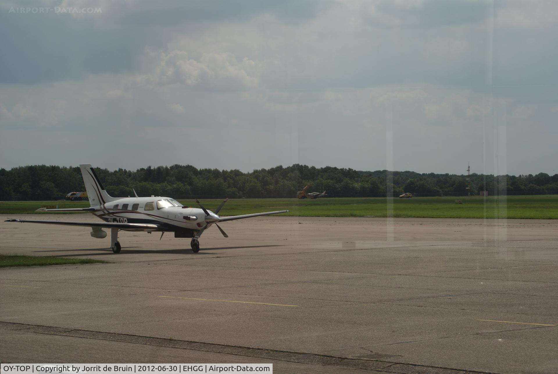 OY-TOP, 1975 Piper PA-32-300 Cherokee Six Cherokee Six C/N 32-7540091, The Danish plane (left) has visited the Netherlands, but had to wait because of the closed airport. Right you can see a plane with has namely made a pancake landing. Fortunately after 3 hours he could depart.