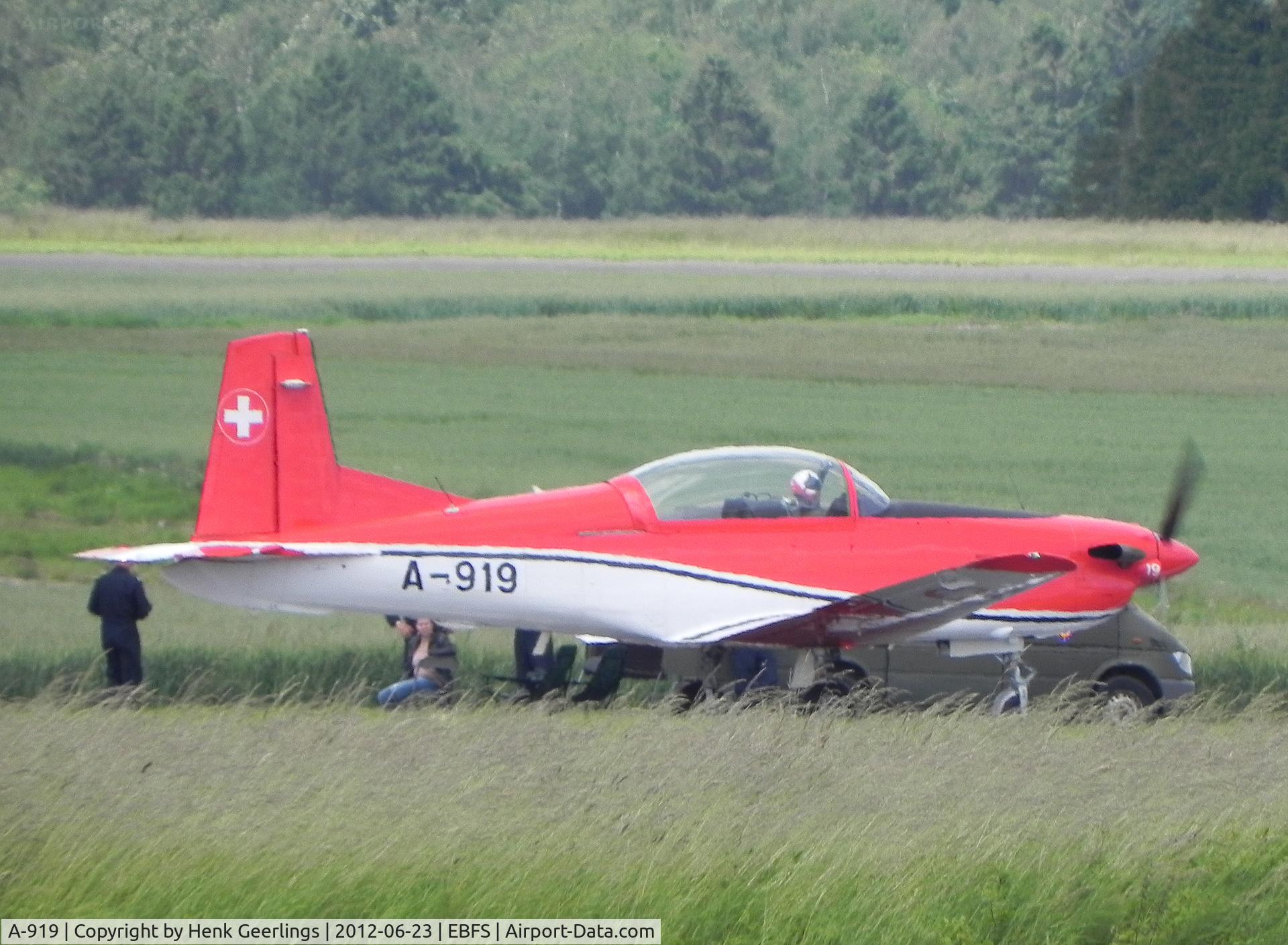 A-919, 1983 Pilatus PC-7 Turbo Trainer C/N 327, Florennes Int'l Airshow - June 2012 ; 

Swiss AF PC-7 Team