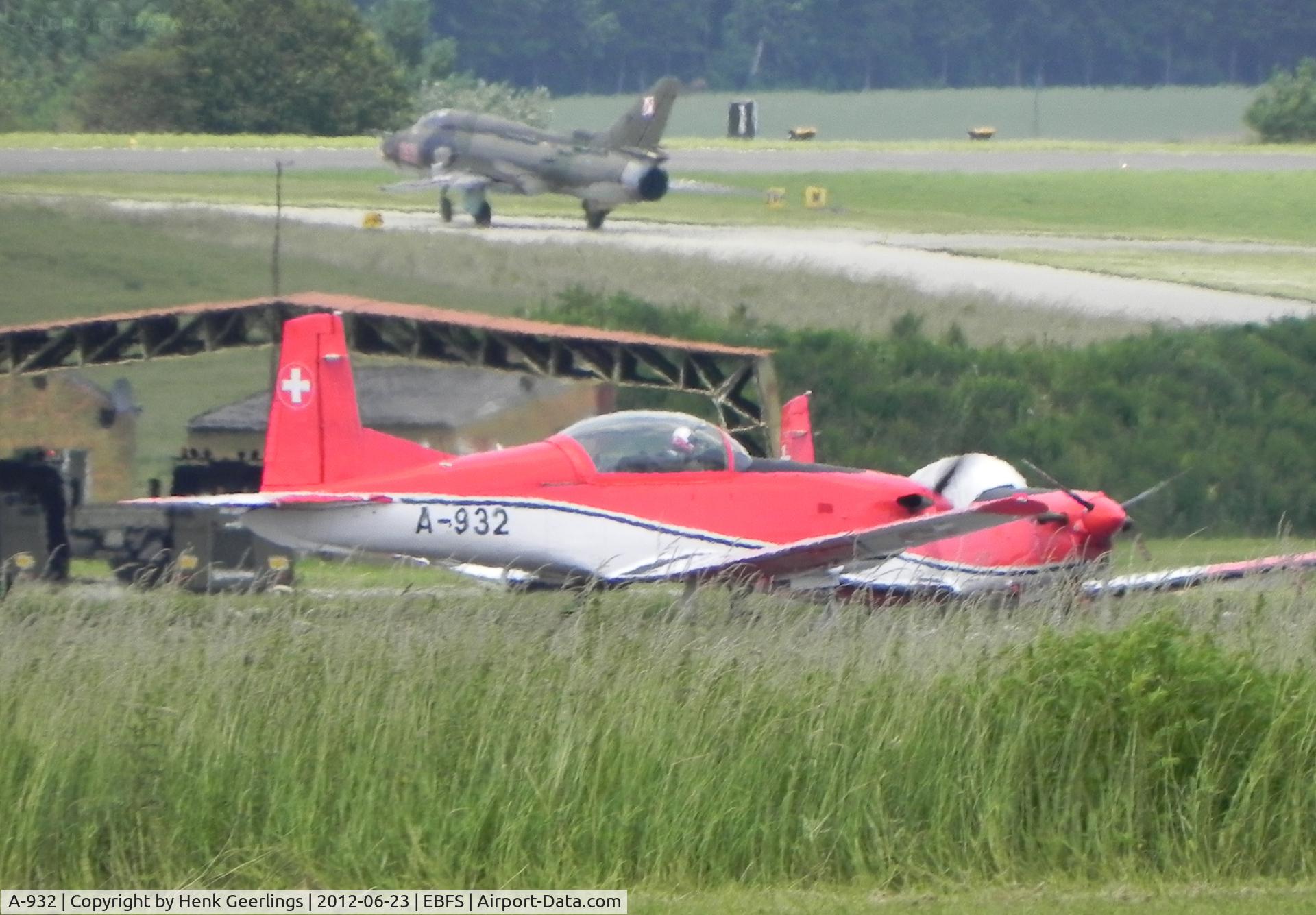 A-932, 1983 Pilatus PC-7 Turbo Trainer C/N 340, Florennes Int'l Airshow - June 2012 ; 

Swiss AF PC-7 Team