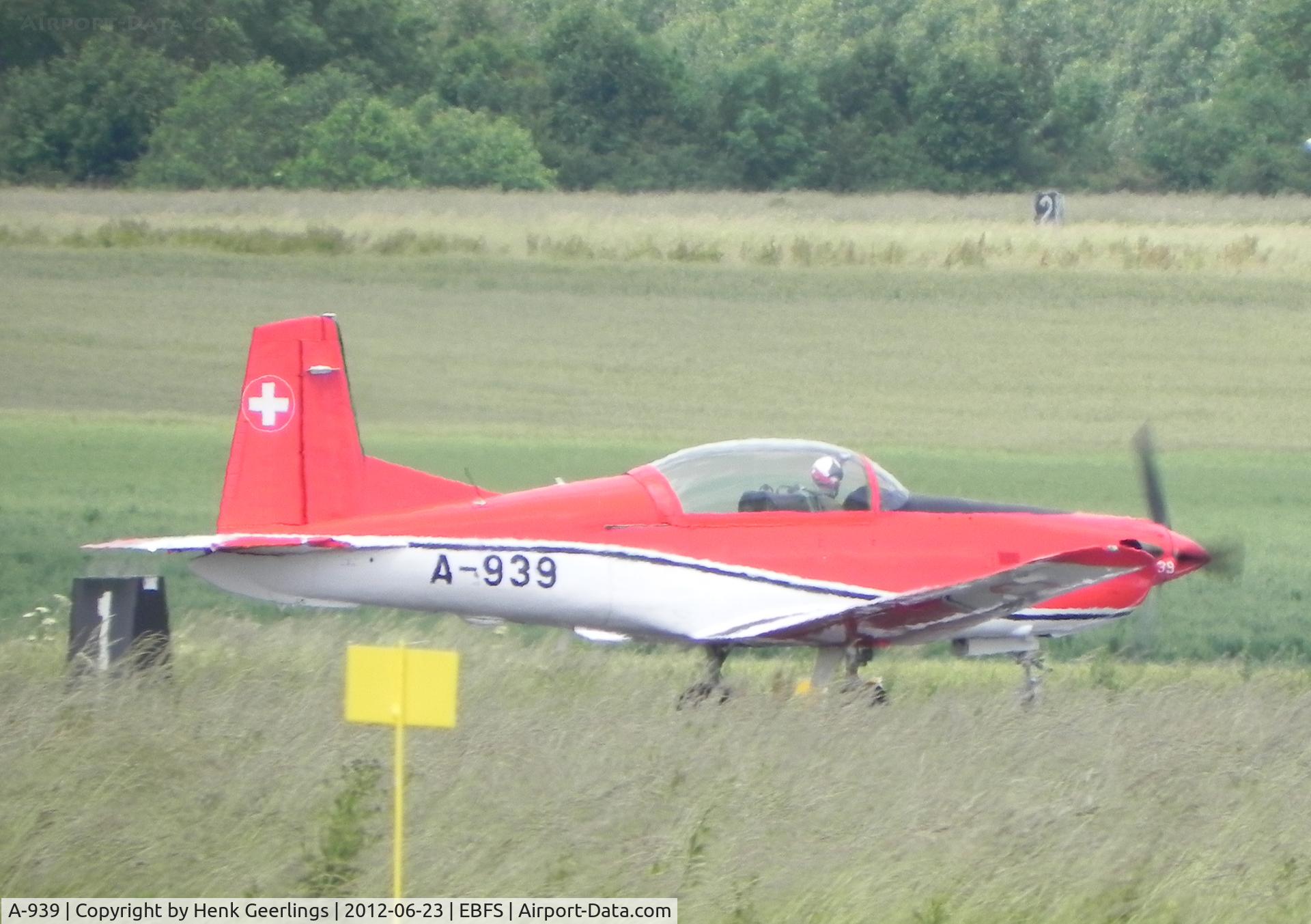 A-939, Pilatus PC-7 Turbo Trainer C/N 347, Florennes Int'l Airshow - June 2012 ; 

Swiss AF PC-7 Team