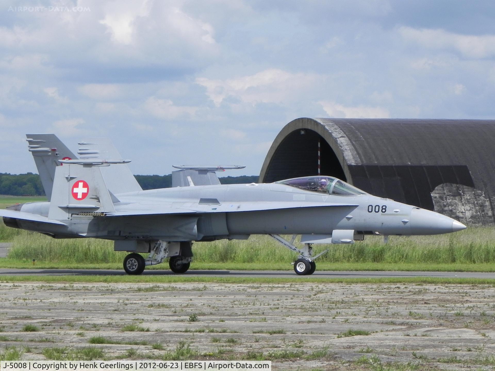 J-5008, McDonnell Douglas F/A-18C Hornet C/N 1336/SFC008, Florennes Int'l Airshow - June 2012 ; 

Swiss AF