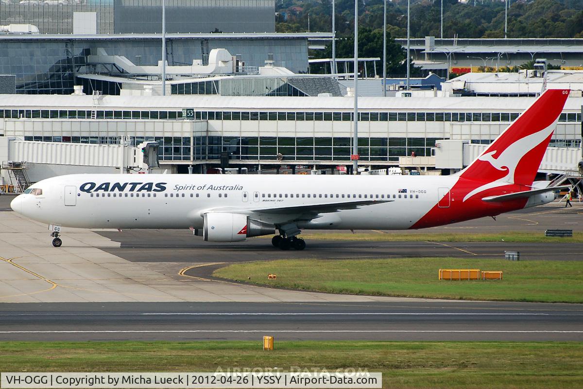 VH-OGG, 1990 Boeing 767-338 C/N 24929, At Sydney