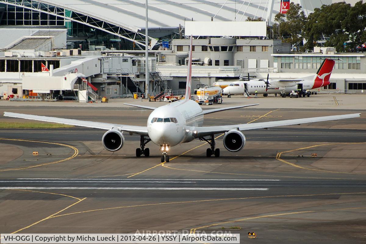 VH-OGG, 1990 Boeing 767-338 C/N 24929, At Sydney