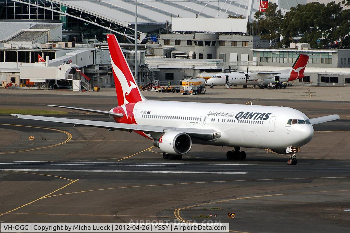VH-OGG, 1990 Boeing 767-338 C/N 24929, At Sydney