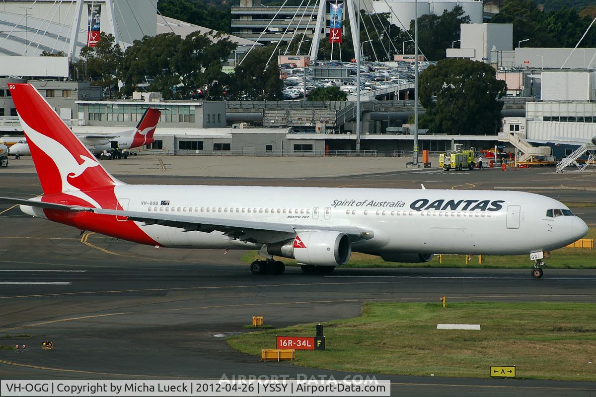 VH-OGG, 1990 Boeing 767-338 C/N 24929, At Sydney
