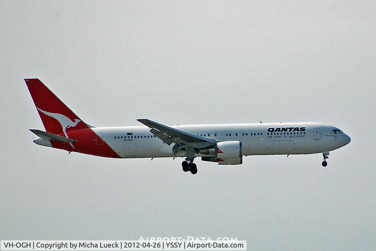 VH-OGH, 1990 Boeing 767-338 C/N 24930, At Sydney