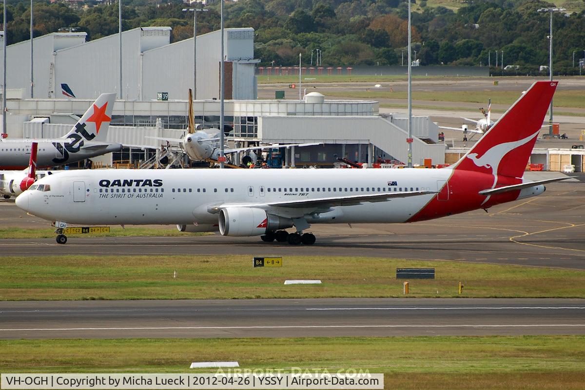 VH-OGH, 1990 Boeing 767-338 C/N 24930, At Sydney
