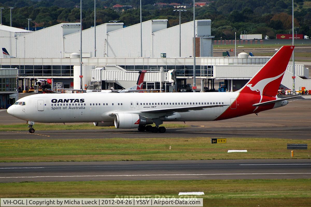 VH-OGL, 1991 Boeing 767-338 C/N 25363, At Sydney
