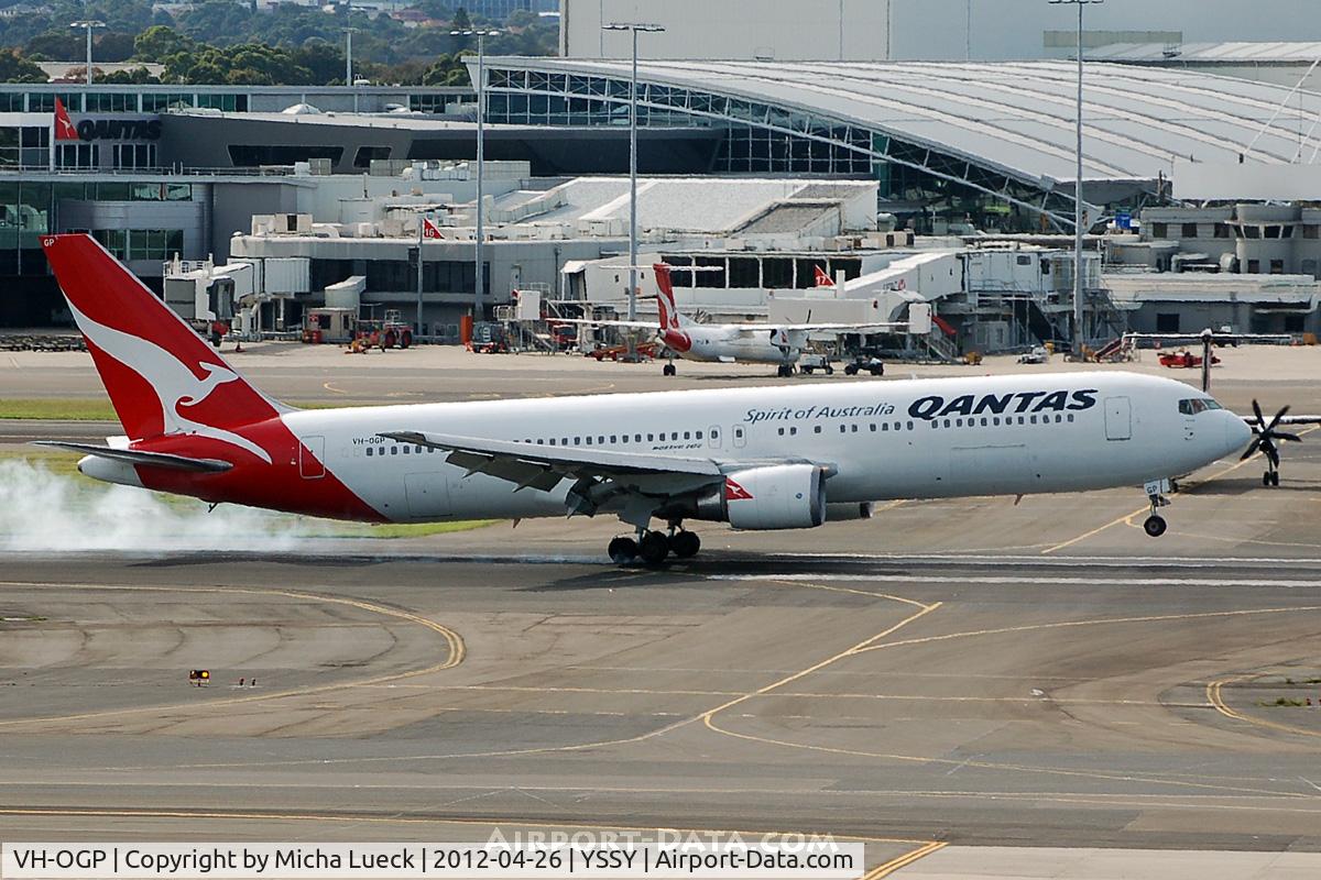 VH-OGP, 1996 Boeing 767-338 C/N 28153, At Sydney