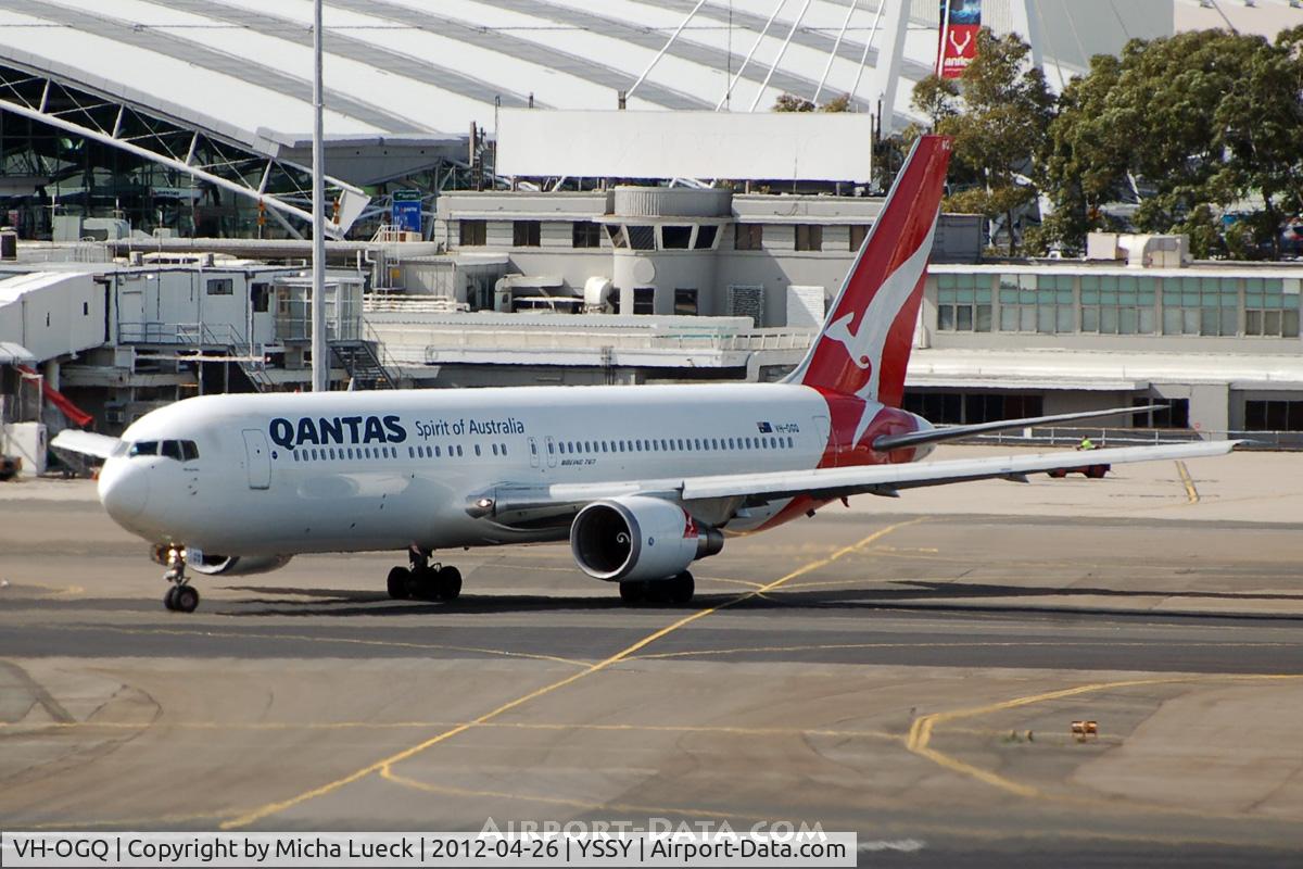VH-OGQ, 1996 Boeing 767-338 C/N 28154, At Sydney