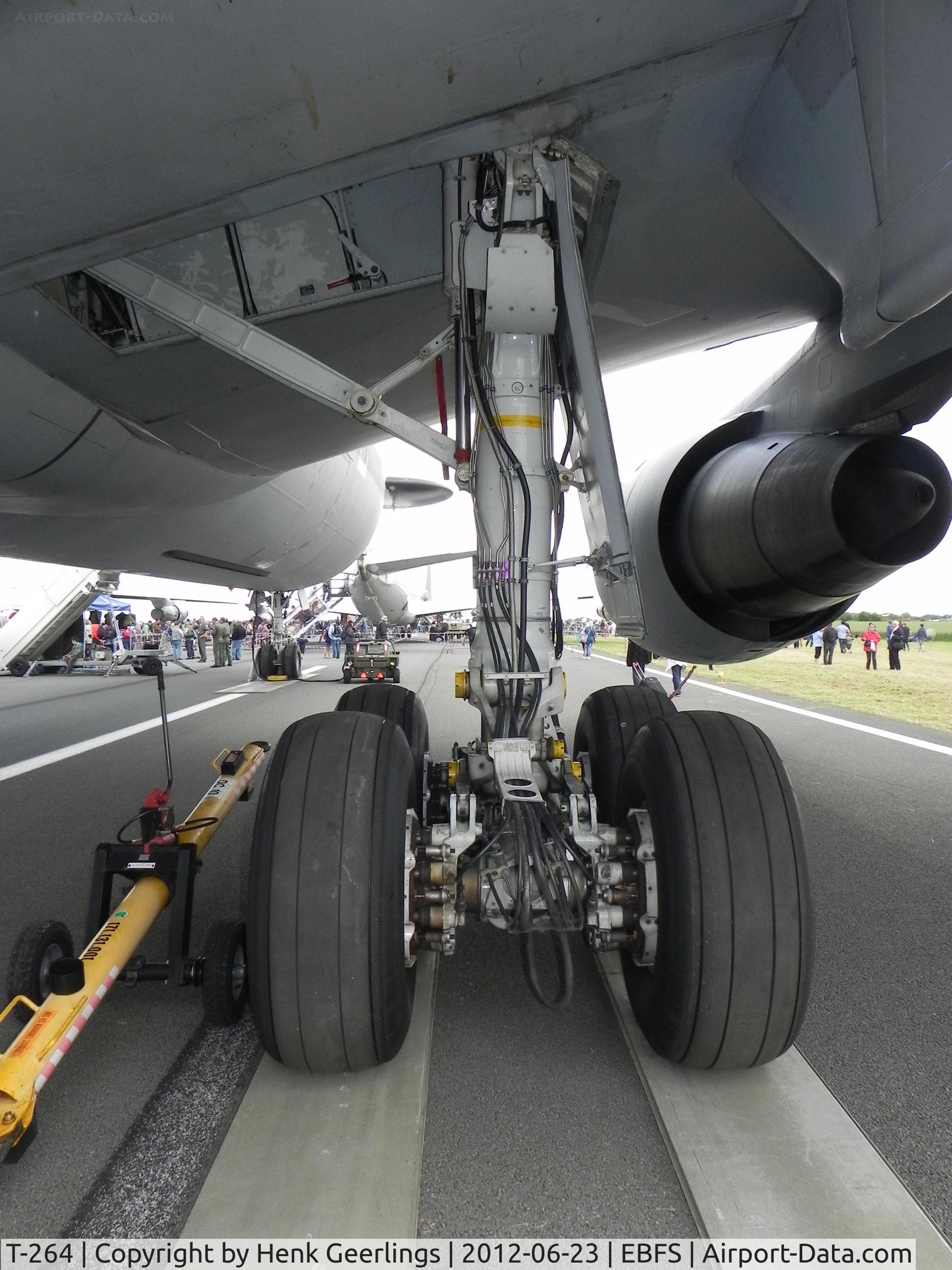 T-264, 1978 McDonnell Douglas KDC-10-30CF C/N 46985, Florennes Int'l Airshow , june 2012 

Main Landing Gear , KDC-10 , RNLAF