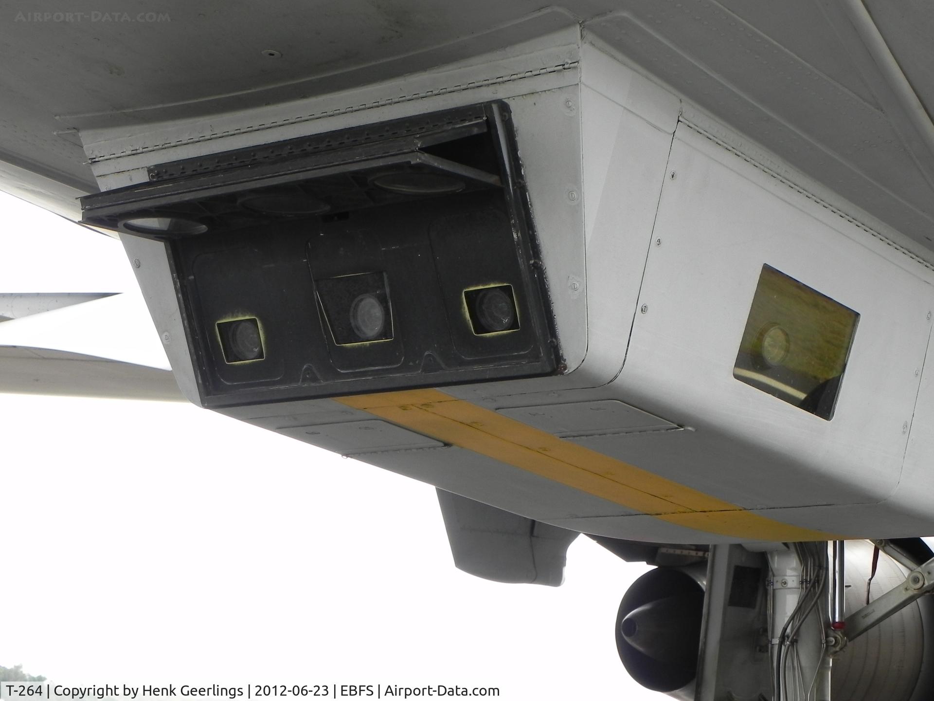 T-264, 1978 McDonnell Douglas KDC-10-30CF C/N 46985, Florennes Int'l Airshow , June 2012 

Camera system boomoperator