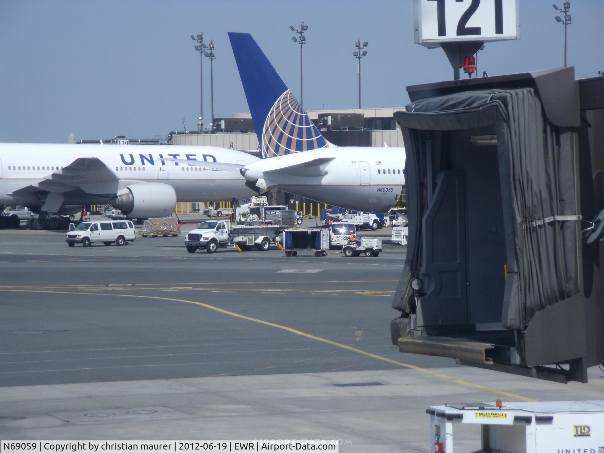 N69059, 2002 Boeing 767-424/ER C/N 29454, United 767-400er