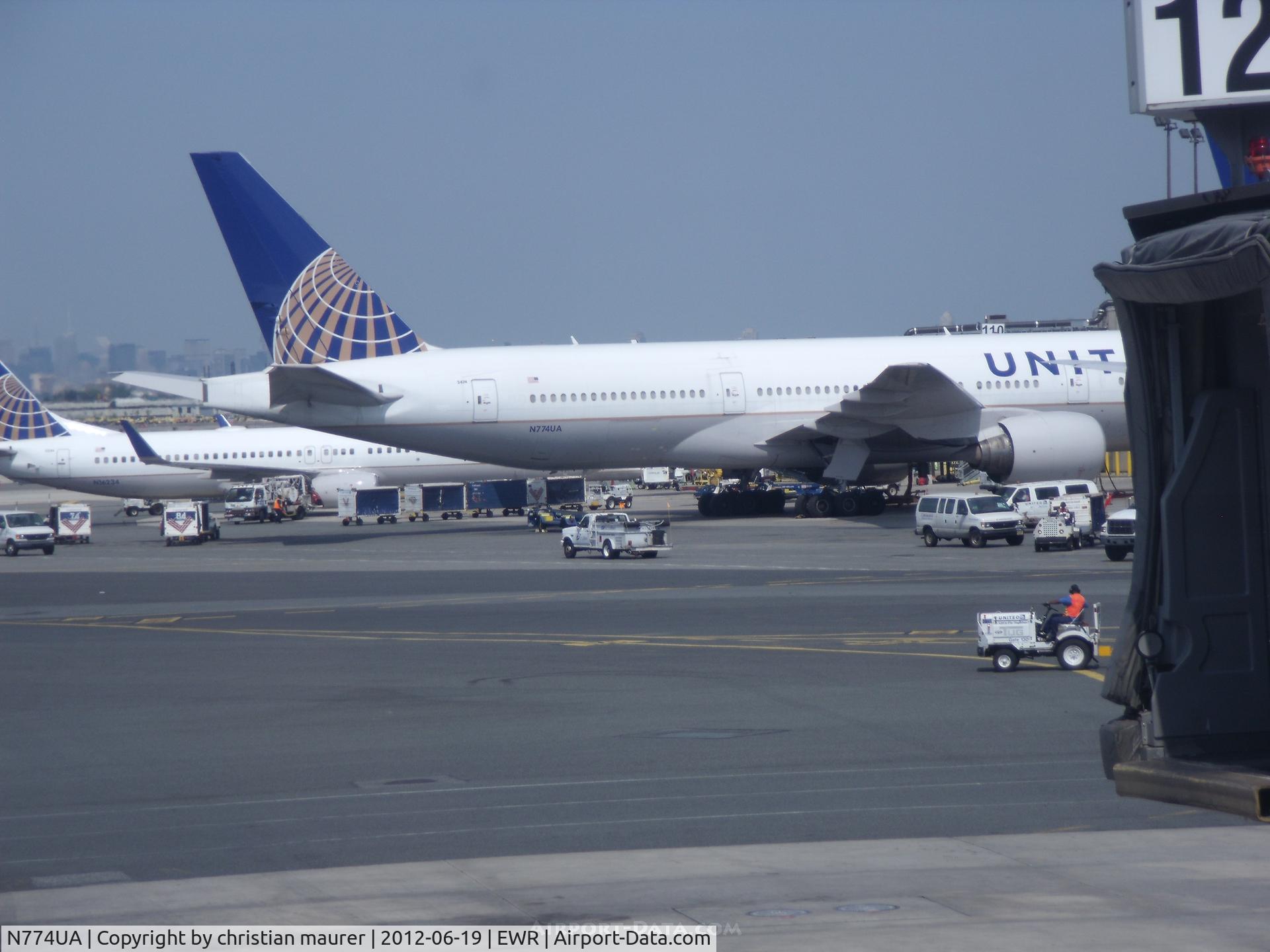 N774UA, 1996 Boeing 777-222 C/N 26936, United 777-222ER C/N 2