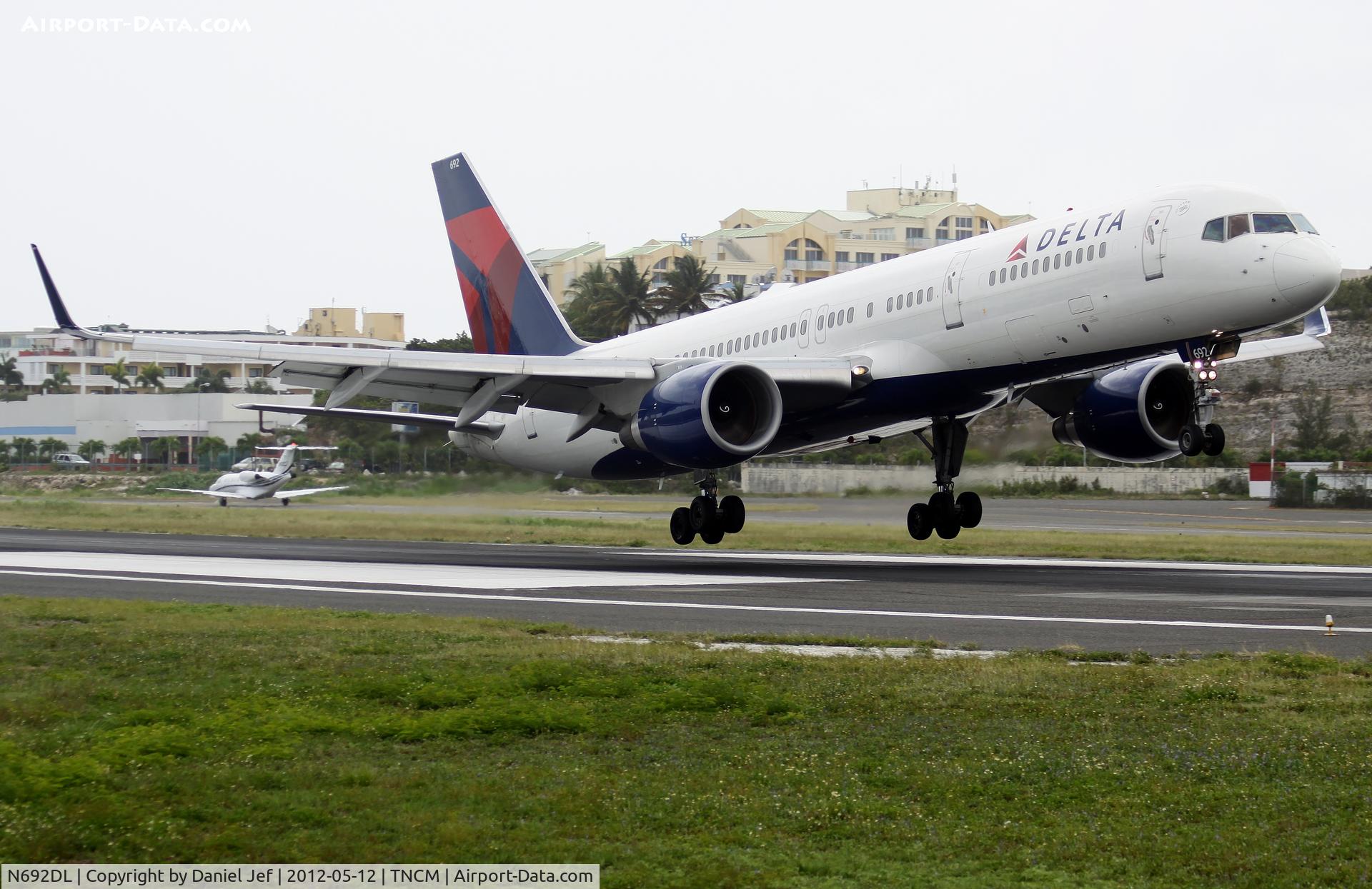 N692DL, 1998 Boeing 757-232 C/N 29724, N692DL