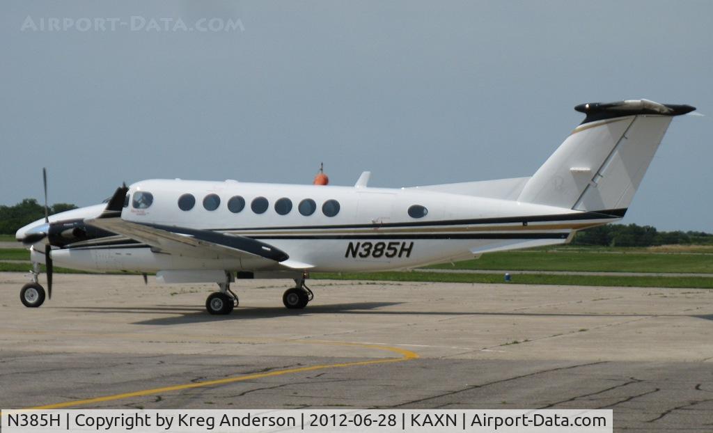 N385H, Hawker Beechcraft 350 King Air (B300) C/N FL-610, Hawker Beechcraft B300 Super King Air on the ramp.