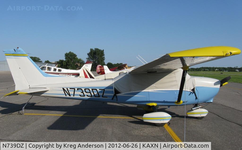 N739DZ, 1978 Cessna 172N C/N 17270473, Cessna 172N Skyhawk on the line.