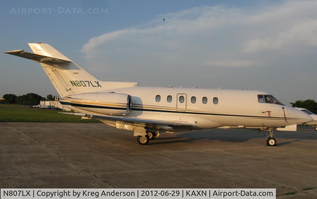 N807LX, 1999 Raytheon Hawker 800XP C/N 258413, Raytheon Hawker 800XP on the ramp.