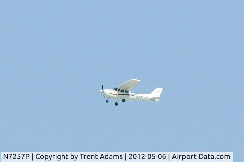 N7257P, 1999 Cessna 172R C/N 17280786, Maneuvering over Saddleback Church May 6, 2012.
