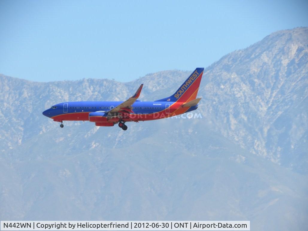 N442WN, 2003 Boeing 737-7H4 C/N 32459, On final 26R