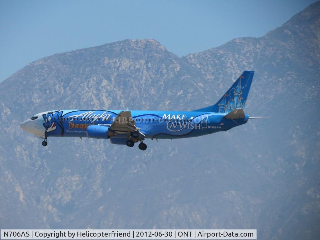 N706AS, 1998 Boeing 737-490 C/N 28894, On final for 26R