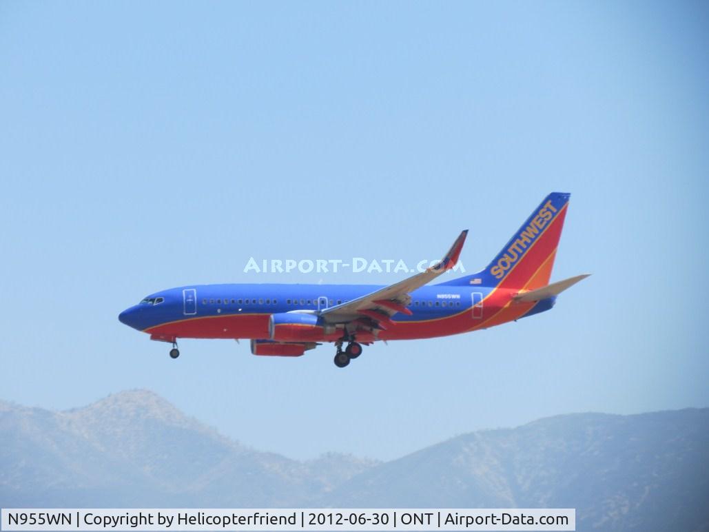 N955WN, 2011 Boeing 737-7H4 C/N 36671, On final for 26R