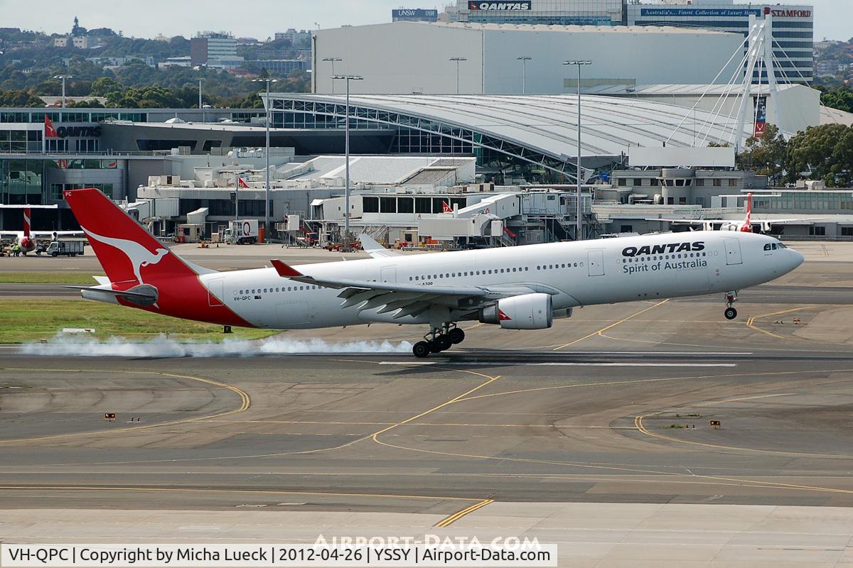 VH-QPC, 2003 Airbus A330-303 C/N 564, At Sydney