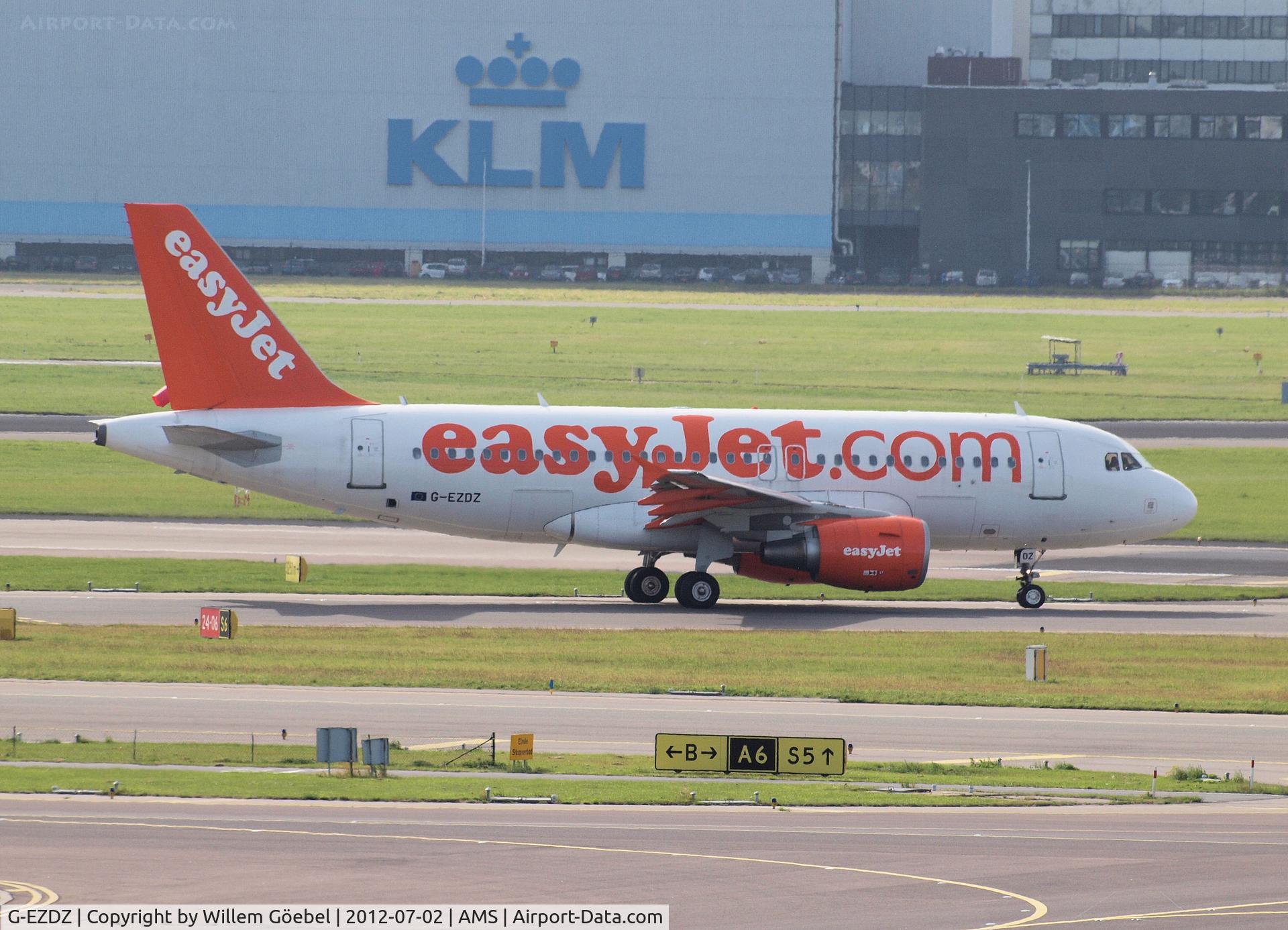 G-EZDZ, 2009 Airbus A319-111 C/N 3774, Taxi to the runway of Schiphol Airport