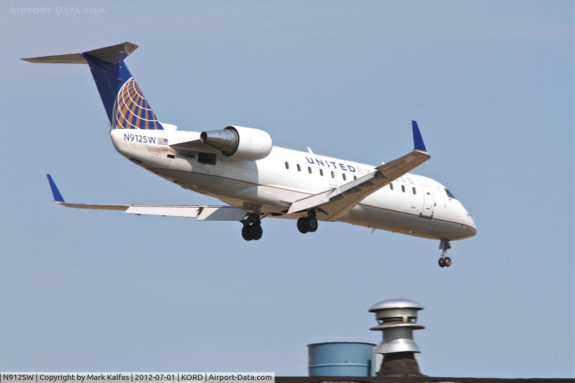 N912SW, 2001 Bombardier CRJ-200LR (CL-600-2B19) C/N 7595, SkyWest/United Express Bombardier CL-600-2B19, SKW6424 arriving from Milwaukee, WI/KMKE, RWY 14R approach KORD.