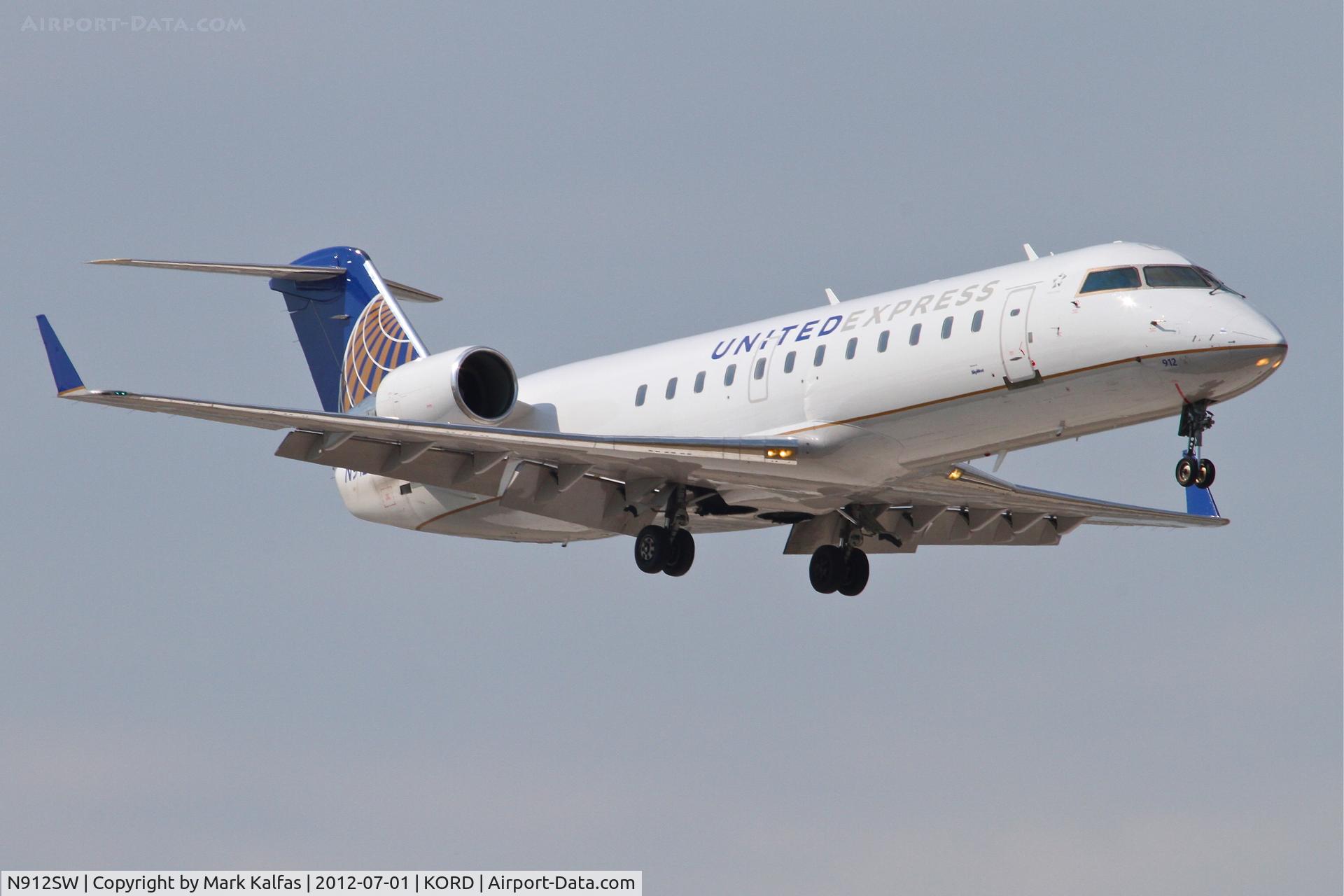 N912SW, 2001 Bombardier CRJ-200LR (CL-600-2B19) C/N 7595, SkyWest/United Express Bombardier CL-600-2B19, SKW6424 arriving from Milwaukee, WI/KMKE, RWY 14R approach KORD.