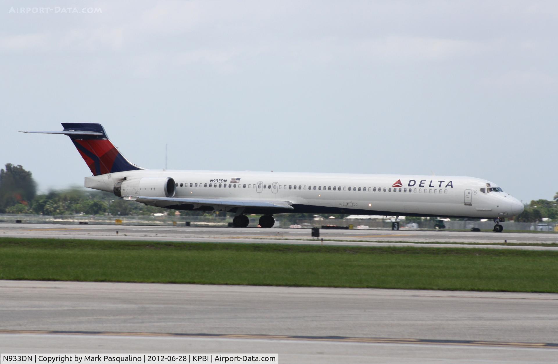 N933DN, 1997 McDonnell Douglas MD-90-30 C/N 53543, MD-90-30