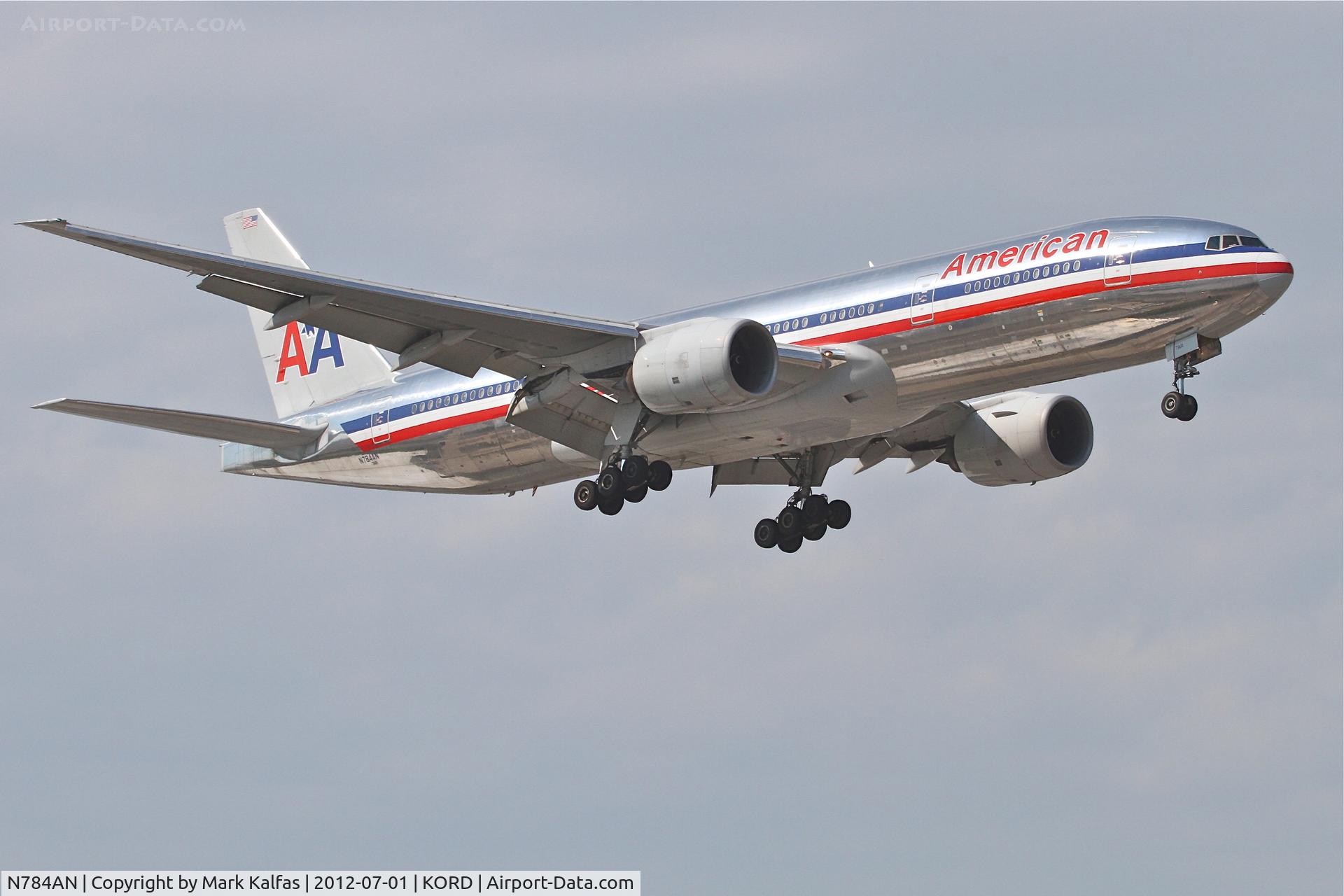 N784AN, 2000 Boeing 777-223 C/N 29588, American Airlines Boeing 777-223, operating as AAL288, arriving from Shanghai Pudong Int'l /ZSPD, RWY 14R approach KORD.