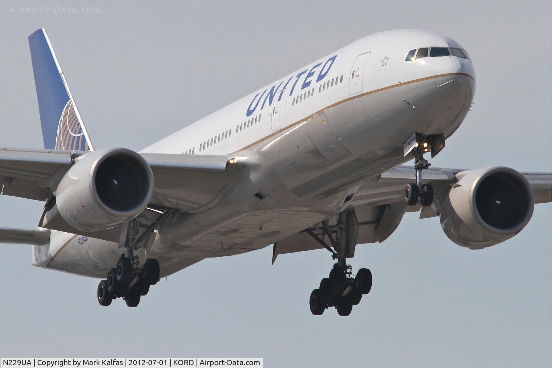 N229UA, 2002 Boeing 777-222 C/N 30557, United Airlines Boeing 777-222, UAL850 arriving from Beijing Capital Int'l /ZBAA,  RWY 14R approach KORD.