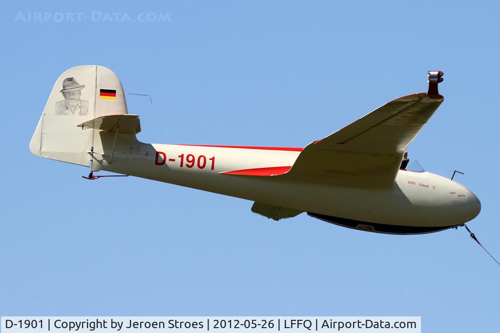 D-1901, 1963 DFS 108-53 Habicht E Replica C/N 1, visitor at the annual air show at LFFQ