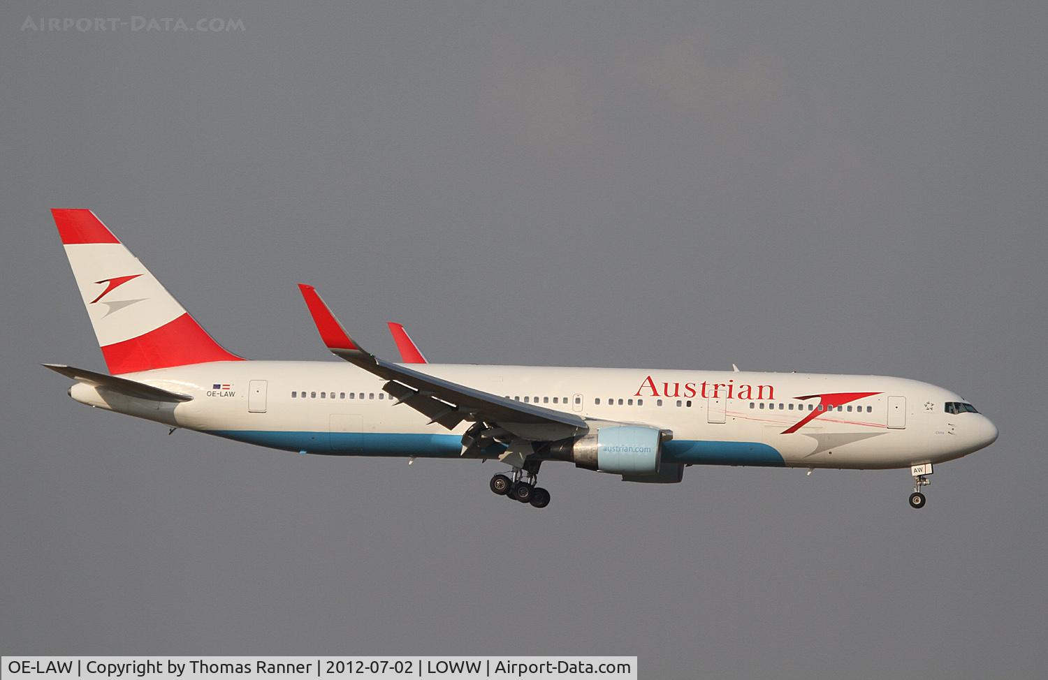 OE-LAW, 1992 Boeing 767-3Z9/ER C/N 26417, Ausrian Airlines Boeing 767 note this strange colour stripes